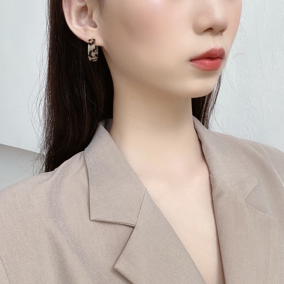 💙💕💕Last one Leopard Acrylic Hoops Earrings - Picture 5 of 11